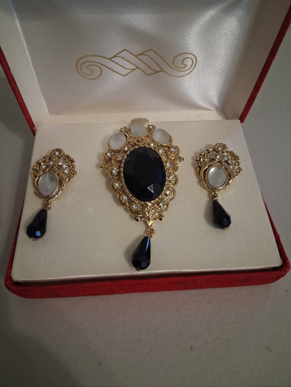 Vintage Avante Gold-tone Brooch And Earing Set.